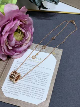 Bvlgari Rose Gold Spiral Circle Pendant Necklace – Elegant Luxury Jewelry
