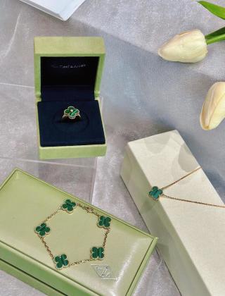 Van Cleef & Arpels single-motif Alhambra ring in malachite with diamonds
