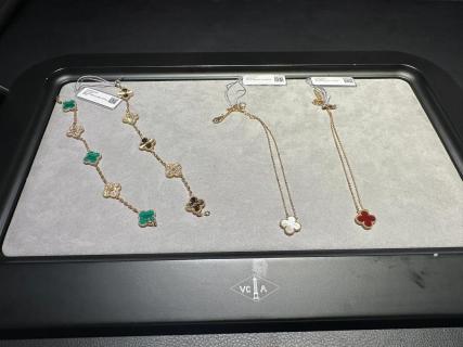 Van Cleef & Arpels Malachite and Diamond 5-Motif Clover Bracelet