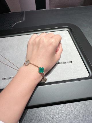 Van Cleef & Arpels Malachite and Diamond 5-Motif Clover Bracelet