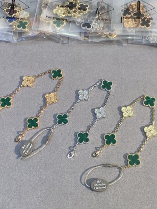 Van Cleef & Arpels Malachite 5-Motif Clover Bracelet with Gold-Tone Details