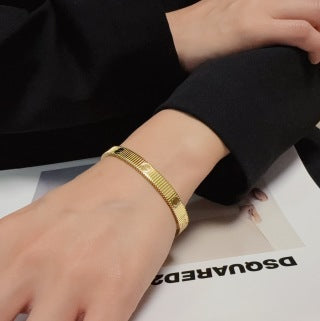 CARTIER Marvion Textured Screw Bangle