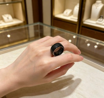 Bvlgari B.zero1 Black Ceramic Spiral Ring – Elegant Luxury Jewelry