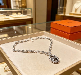 Hermès Interlocking Chain Link Pendant Necklace